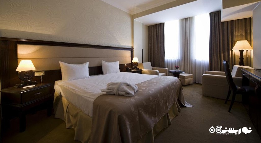 نمای تخت بزرگ اتاق بیزینس