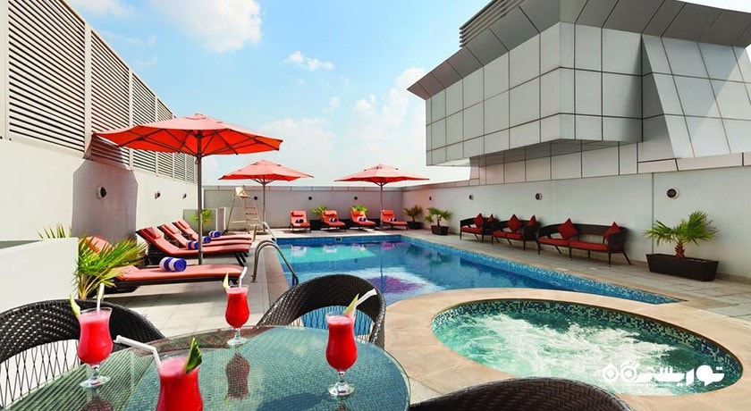 استخر روباز هتل رامادا دیرا