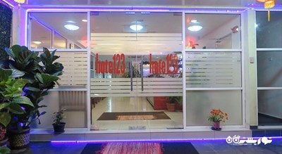 درب ورودی هتل هت وان تو تری