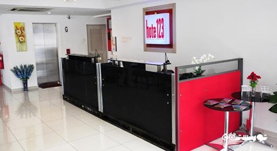 میز پذیرش هتل هت وان تو تری