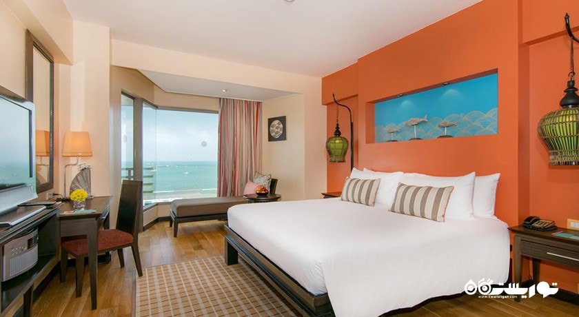 تخت بزرگ اتاق دلوکس با چشم انداز دریا