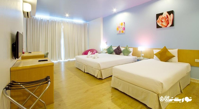 تخت های توئین اتاق دلوکس با چشم انداز استخر