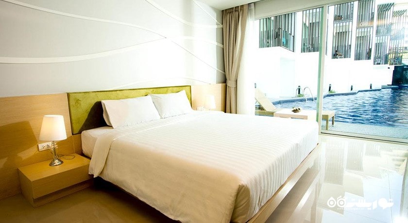 تخت بزرگ اتاق با دسترسی به استخر