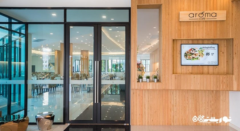 نمایی از درب ورودی آروما کافه