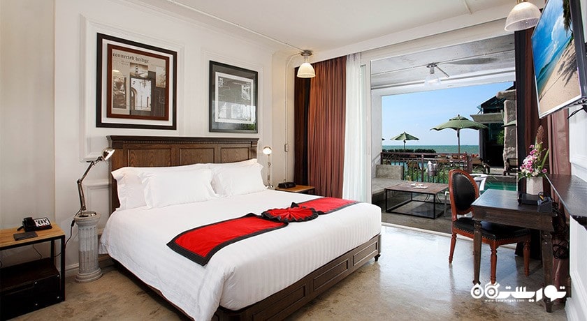 تخت بزرگ اتاق با دسترسی به استخر