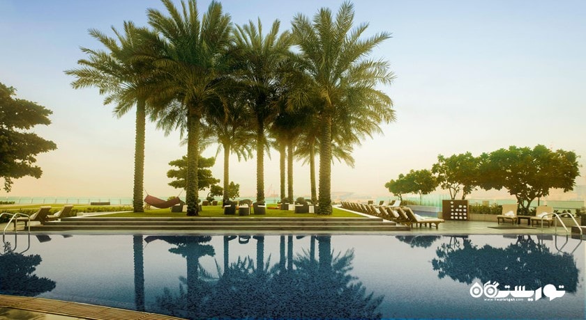 نمایی از استخر روباز هتل