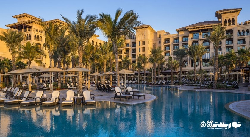 نمای استخر روباز و ساختمان هتل