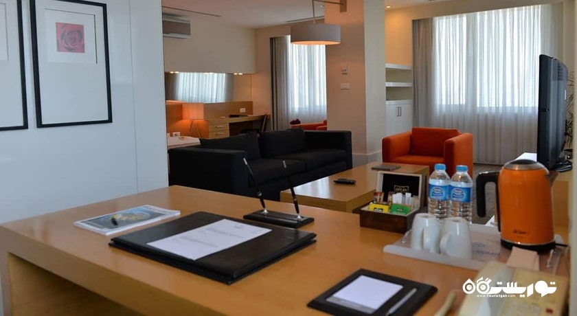 نمای میز کار سوئیت جونیور