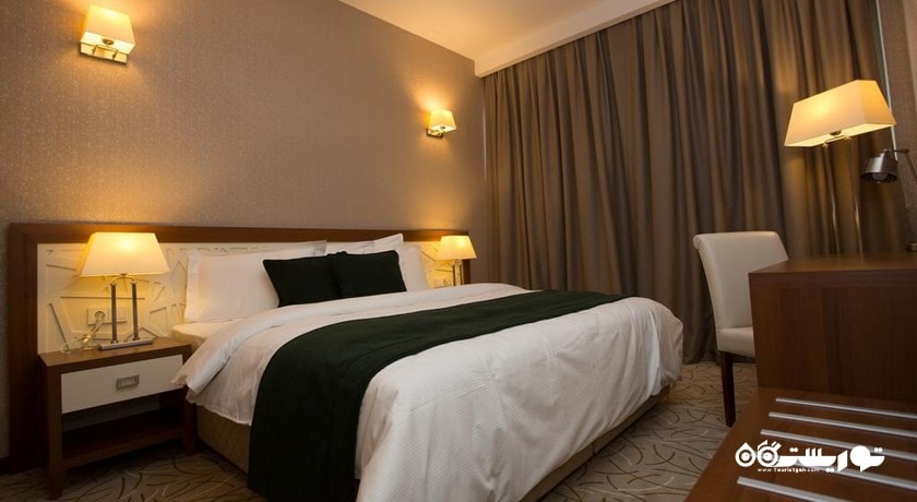 نمای تخت بزرگ اتاق کامفورت