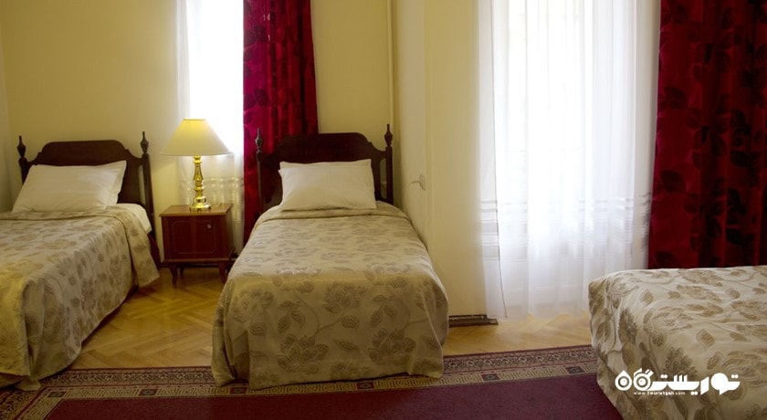 نمای تخت های اتاق فمیلی