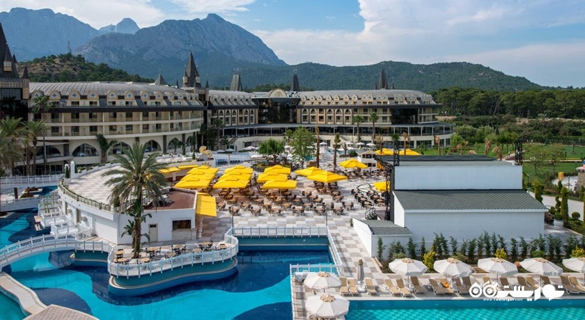 نمای استخر روباز و ساختمان هتل 