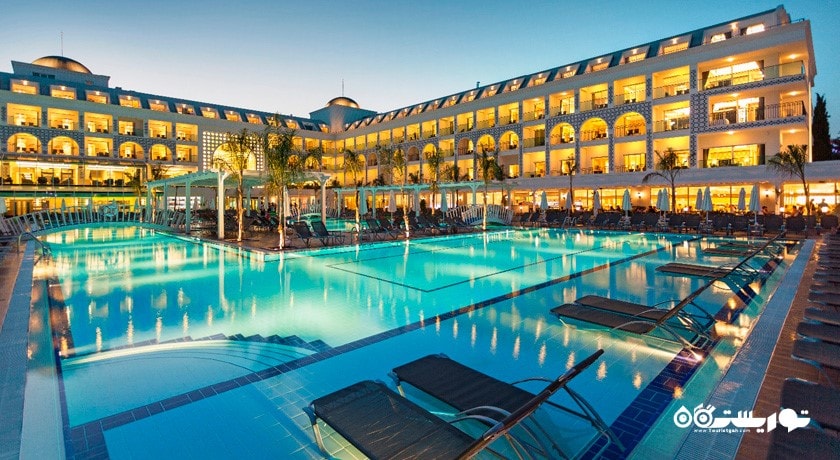 نمای استخر روباز و ساختمان هتل