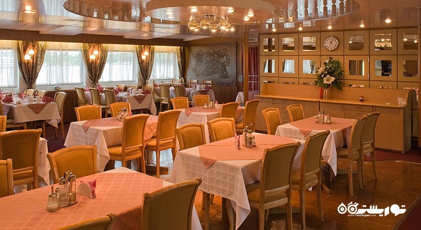 نمای کلی رستوران کارامزین