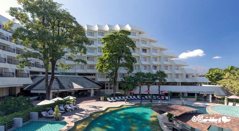 نمای استخر روباز و ساختمان هتل