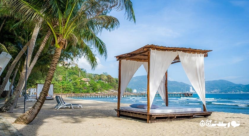 تخت استراحت در ساحل اختصاصی هتل
