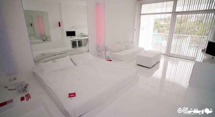 تخت بزرگ اتاق دلوکس