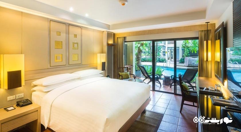 تخت بزرگ اتاق با دسترسی به استخر