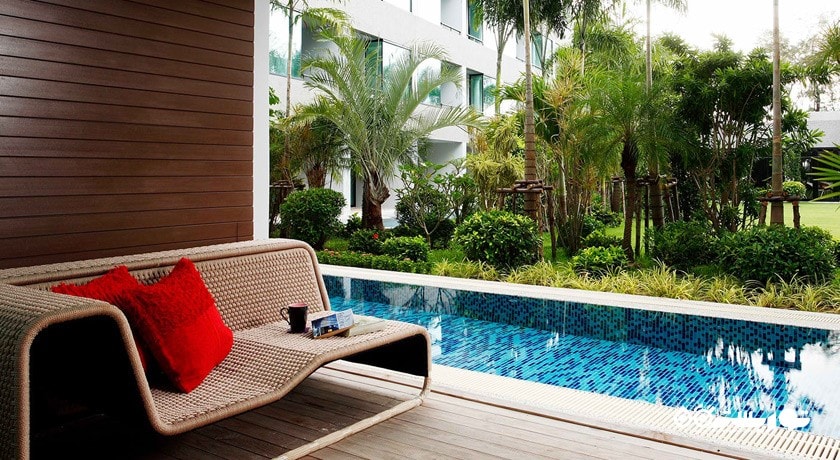 تراس اتاق با دسترسی به استخر