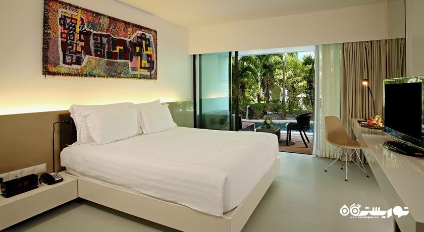 تخت بزرگ اتاق با دسترسی به استخر