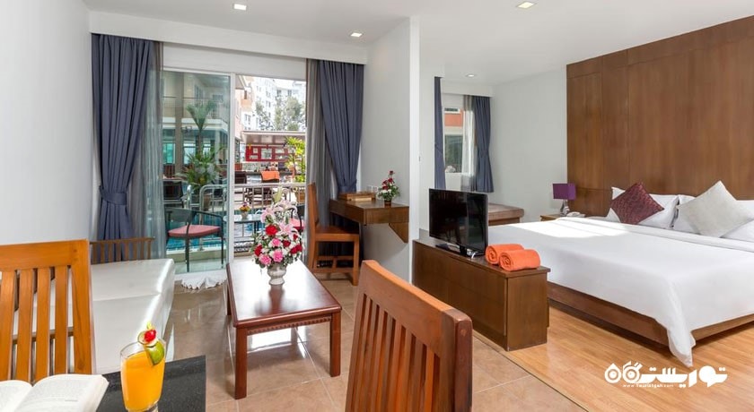 نمای کلی اتاق با دسترسی به استخر