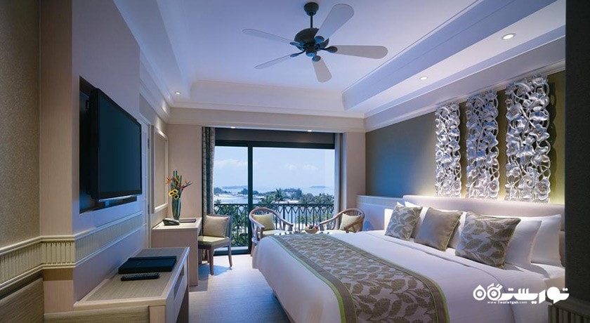 تخت بزرگ اتاق دلوکس با چشم انداز دریا