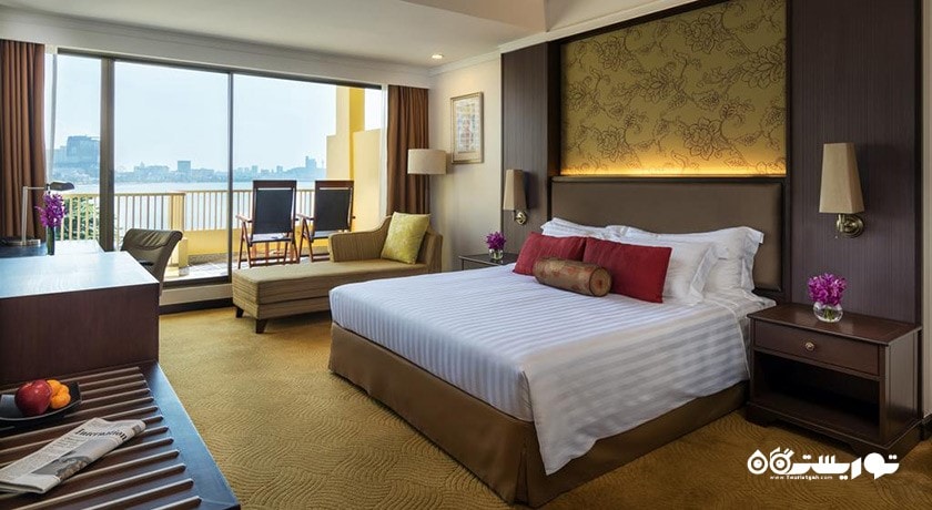 تخت بزرگ اتاق پرمیوم با چشم انداز دریا