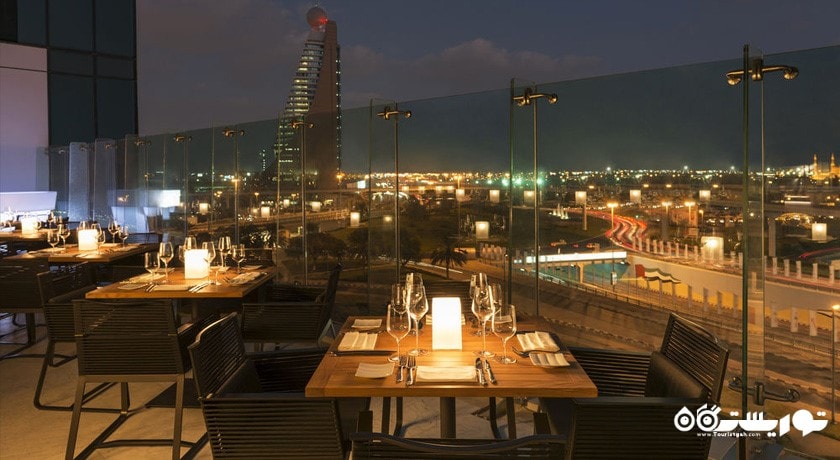 محوطه فضای باز رستوران فیست