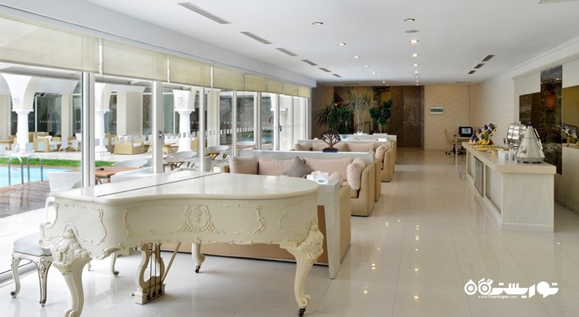 تی لانج با چشم انداز استخر و باغ