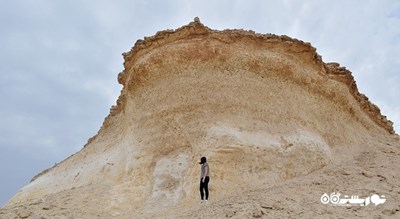 سرگرمی پیاده روی در تشکیلات صخره ای راس ابروق شهر قطر کشور دوحه