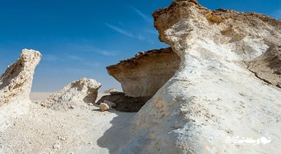 سرگرمی پیاده روی در تشکیلات صخره ای راس ابروق شهر قطر کشور دوحه