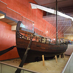 موزه کشتی باستانی غرق شدع در کرنیا