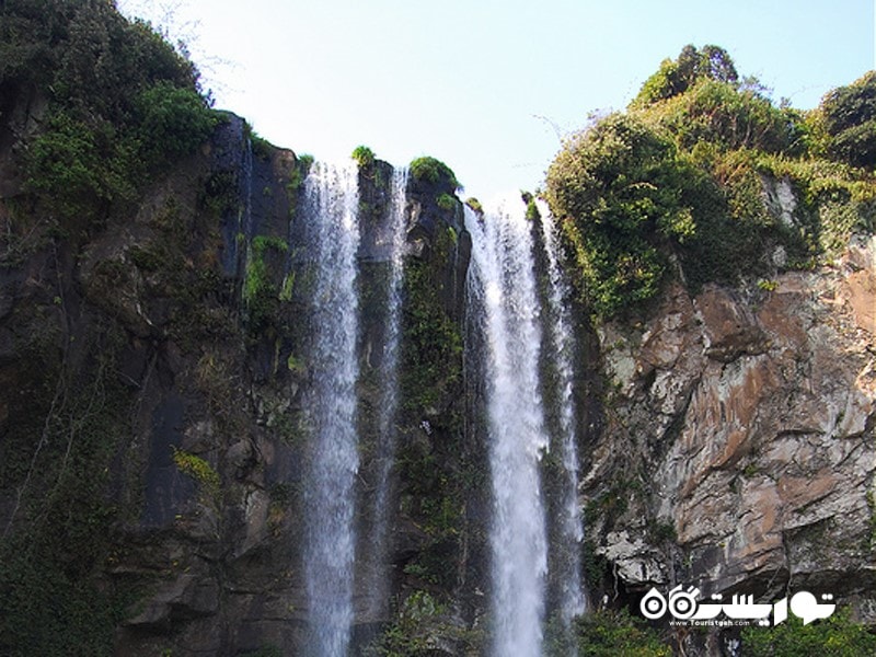 جریان آبشار جیونگبا  به صورت مستقیم به دریا می ریزد