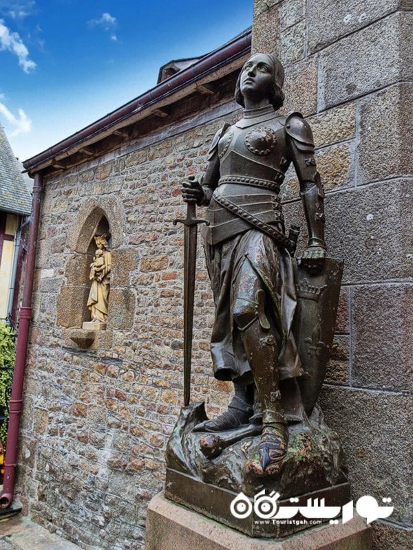 مجسمه ژان دارک در کنار در کلیسای سن پیره