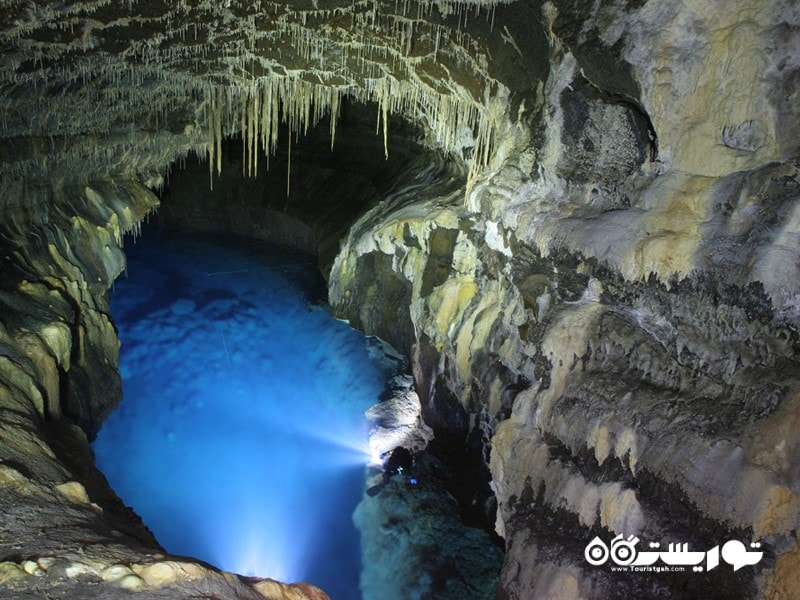 غار یونتِنکیون  شامل یک دریاچه زیرزمینی چشمگیر است