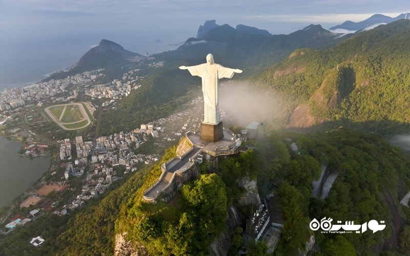 17. با یک هلی کوپتر در آسمان ریو دو ژانیرو پرواز کنید، برزیل