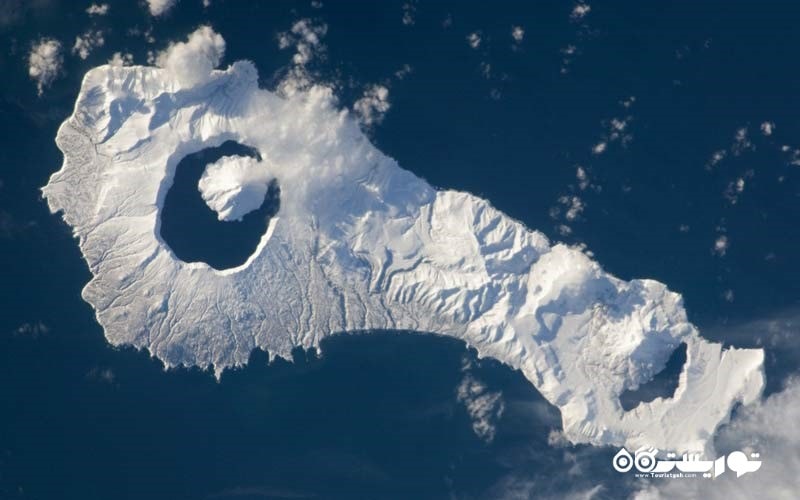 تصویری از چهره جزیره اونِکوتان به همراه مخروط آتشفشانی
