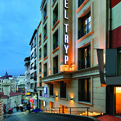 هتل تی ار وای پی بای وینهام استانبول تکسیم