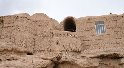خندق های سنگی قلعه سرور خان -  شهر ابرکوه