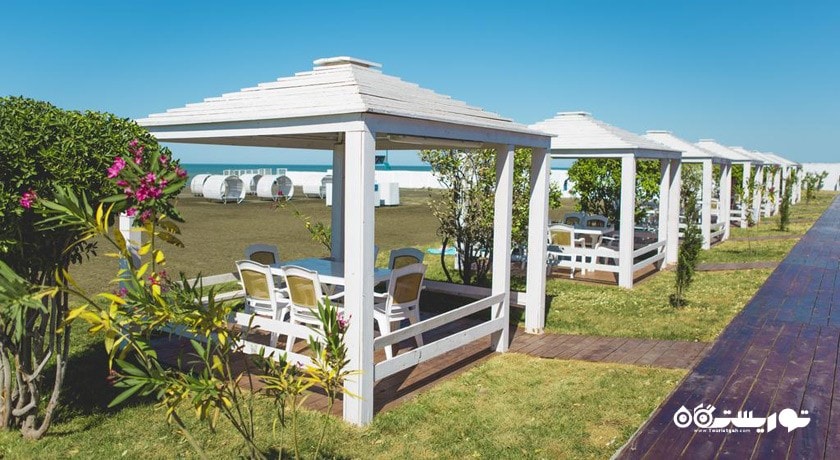 تخت استراحت در کنار ساحل هتل