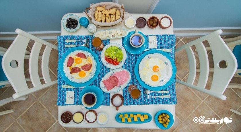 میز صبحانه در رستوران هتل