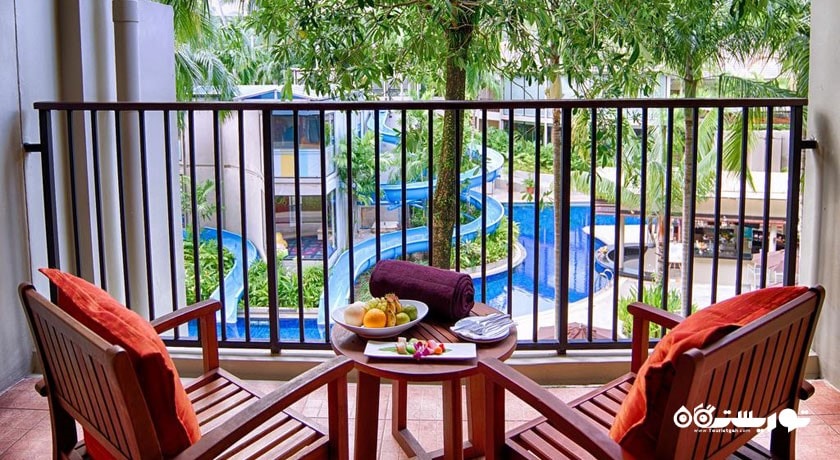 بالکن اتاق سوپریور با چشم انداز استخر