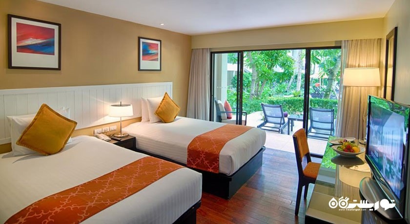 تخت های  اتاق با دسترسی به استخر