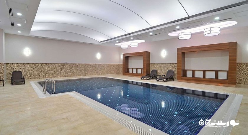 استخر سرپوشیده هتل دابل تری بای هیلتون وان