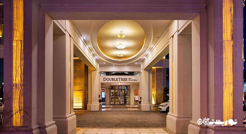 درب ورودی هتل دابل تری بای هیلتون وان