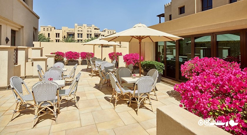 محوطه نشیمن در فضای باز 