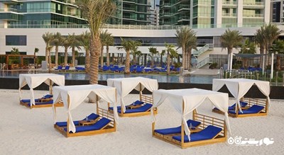 تخت های استراحت در کنار ساحل هتل
