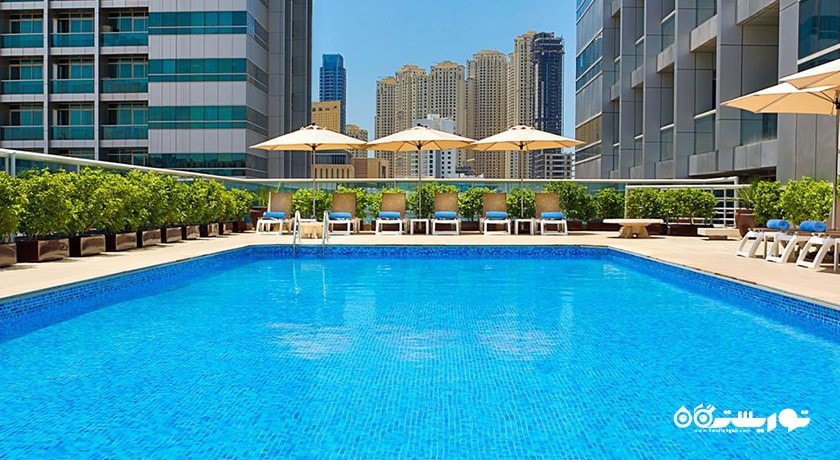 نمای کلی از استخر روباز هتل