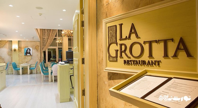 درب ورودی رستوران ایتالیایی لاگروتا