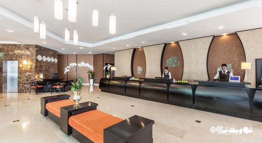 میز پذیرش هتل هالیدی این البرشا