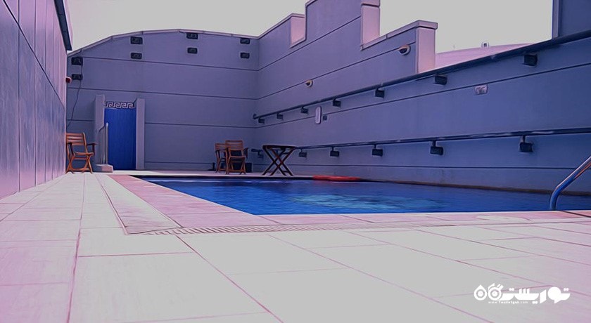 استخر روباز هتل آپارتمان مایل استون